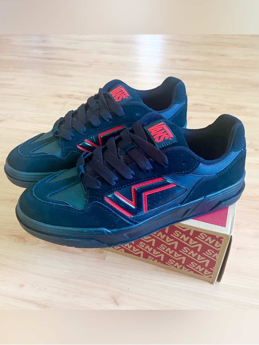 Vans Upland Shoes Black Red
Mens 11.0 US